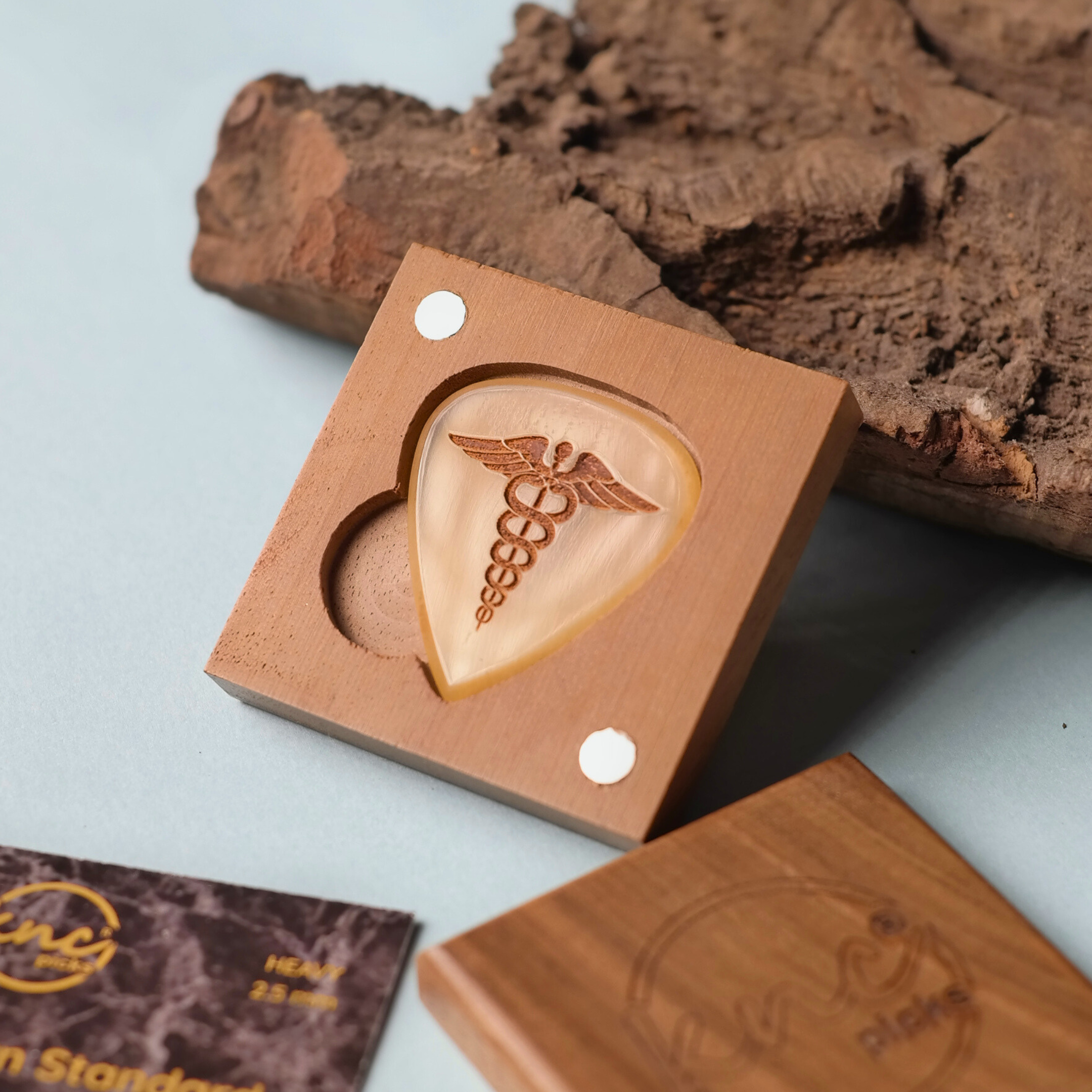 Asklepios asası sembolü işlenmiş, isme özel hazırlanabilen el yapımı doğal boynuz gitar penası ve ceviz ağacı hediye kutusu.