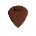 Doğal ceviz ağacından el işçiliği ile üretilmiş, üzerine isim ve logo işlenebilen kişiye özel Knc Picks gitar penası.
