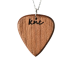 El işçiliğiyle üretilmiş, doğal ceviz ağacı dokusuna sahip, hem kolye hem profesyonel gitar penası olarak kullanılabilen Knc Picks aksesuar.