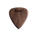 7mm kalınlığında doğal ceviz ağacından üretilmiş, yüksek gövdeli ve sıcak tonlu Knc Picks The Boss özel tasarım gitar penası.