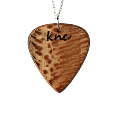 Doğal çınar ağacından el işçiliğiyle üretilmiş, kendine özgü benekli dokuya sahip dayanıklı Knc Picks pena kolye ucu.