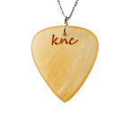 Doğal boynuz malzemesinden el işçiliğiyle üretilmiş, sıcak tonlar sunan ve kolye olarak tasarlanmış Knc Picks gitar penası.