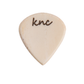 Doğal kemikten el işçiliği ile üretilmiş, parlak ve net tonlar sunan kişiye özel Knc Picks kemik gitar penası.