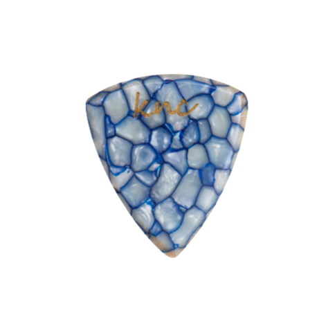 Doğada nadir bulunan mavi galalith malzemeden üretilmiş, yüksek frekanslarda berrak tonlar sunan el yapımı Knc Picks gitar penası.