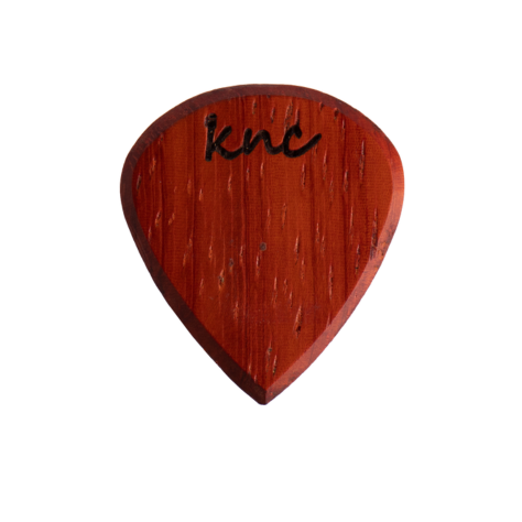 Dayanıklı paduk ağacından el işçiliğiyle üretilmiş, doğal kızıl dokulu ve net tonlu Knc Picks ahşap gitar penası.