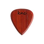 Dayanıklı paduk ağacından el işçiliğiyle üretilmiş, standart formda ve yüksek rezonanslı Knc Picks ahşap gitar penası.